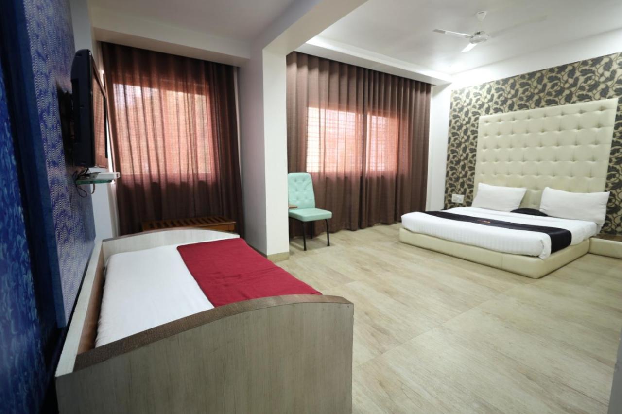 Saish Hotel Shirdi Buitenkant foto
