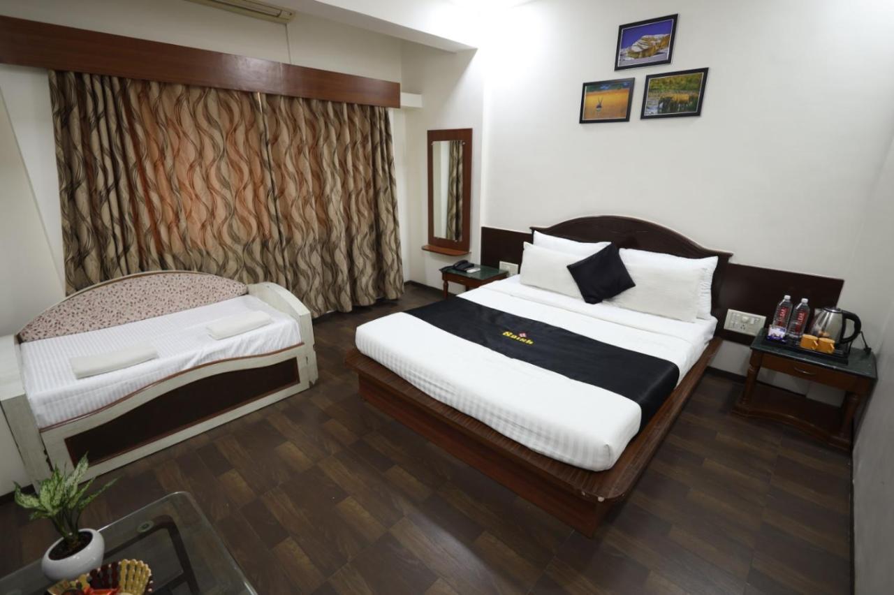 Saish Hotel Shirdi Buitenkant foto